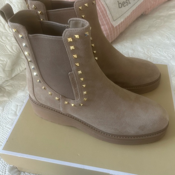 Michael Kors Camel Miller Chelsea Boots - Picture 1 of 3